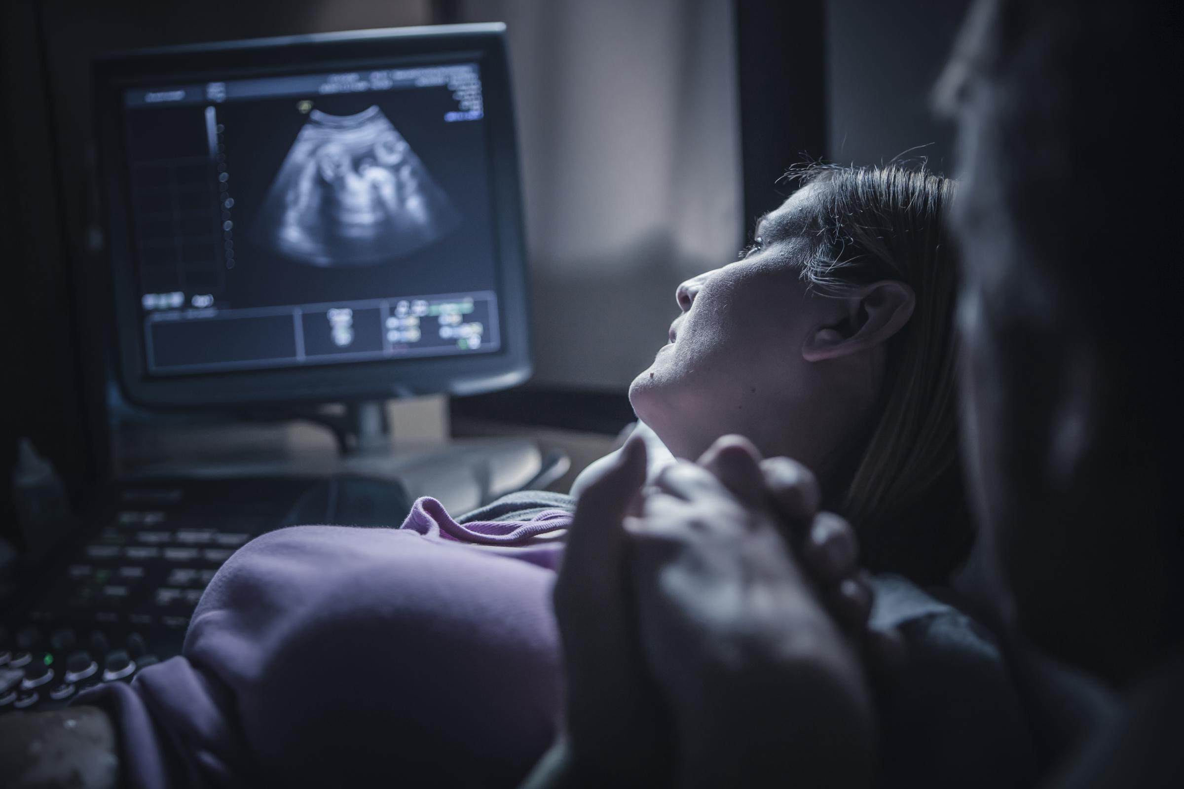 A pregnant couple having sonogram | Source: Getty Images