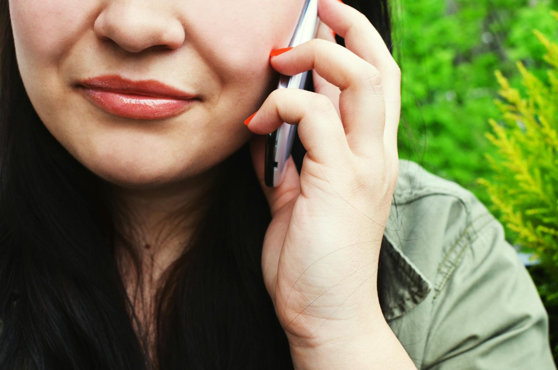 A close-up of a woman talking on the phone | Source: Pexels