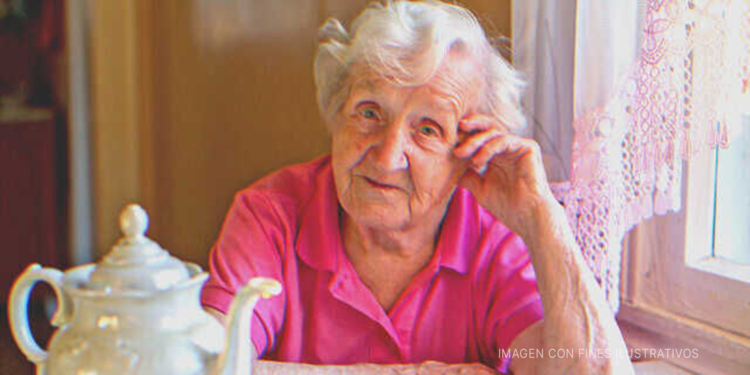 Anciana bebiendo té. | Foto: Shutterstock