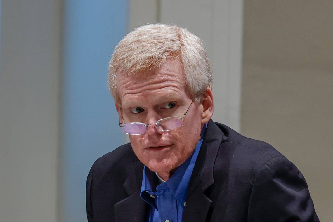 Alex Murdaugh looks on as his attorneys discuss motions in Walterboro, South Carolina on December 9, 2022. | Source: Getty Images