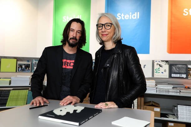  Keanu Reeves and Artist Alexandra Grant are seen posing by their book "Ode to happiness" during "Paris Photo" at le Grand Palais in Paris | Photo: Getty Images