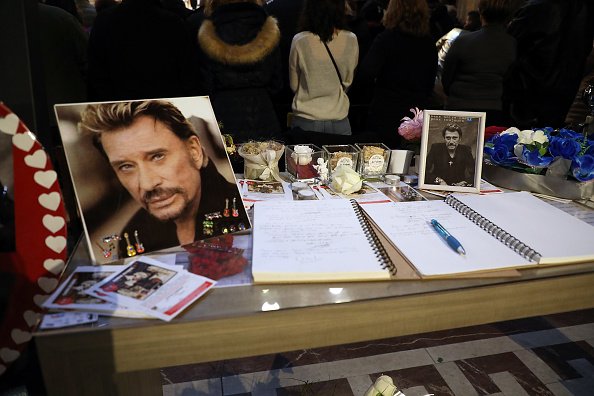Messe célébrant le premier anniversaire de la mort du chanteur Johnny Hallyday à l'église de la Madeleine | Photo : Getty Images