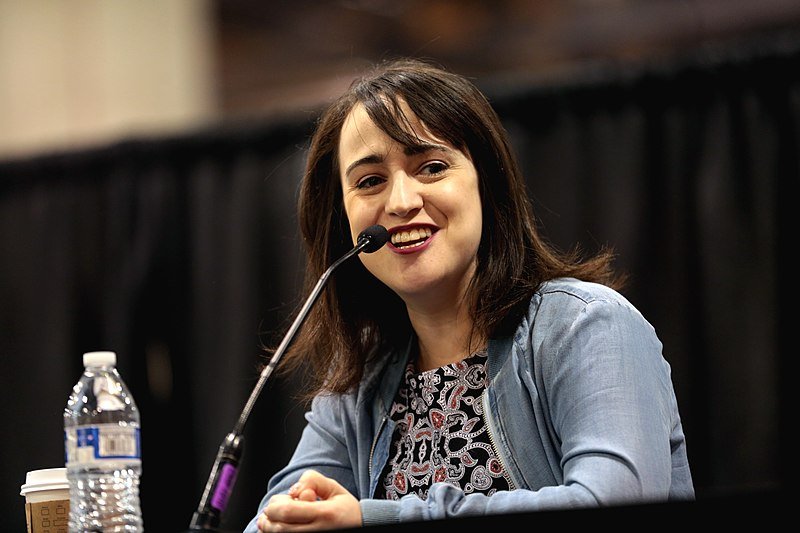 Mara Wilson speaking with attendees at the 2017 Phoenix Comicon Fan Fest. | Source: Wikimedia Commons