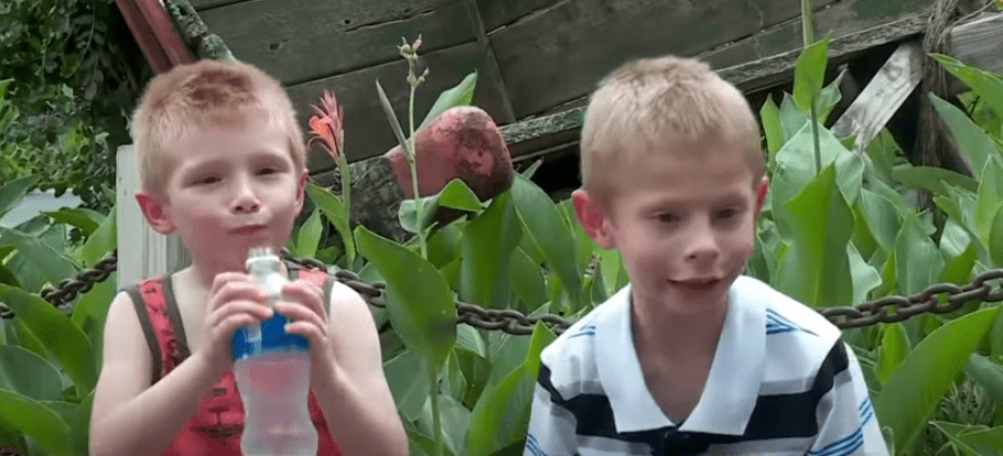 Jordan und sein Bruder Braison im Park, bevor Braison adoptiert wurde in einem Interview für Oklahoma’s News 4 | Quelle: Youtube.com / KFOR Oklahoma's News 4 Jordan und sein Bruder Braison im Park, bevor Braison adoptiert wurde in einem Interview für Oklahoma’s News 4 | Quelle: Youtube.com / KFOR Oklahoma's News 4