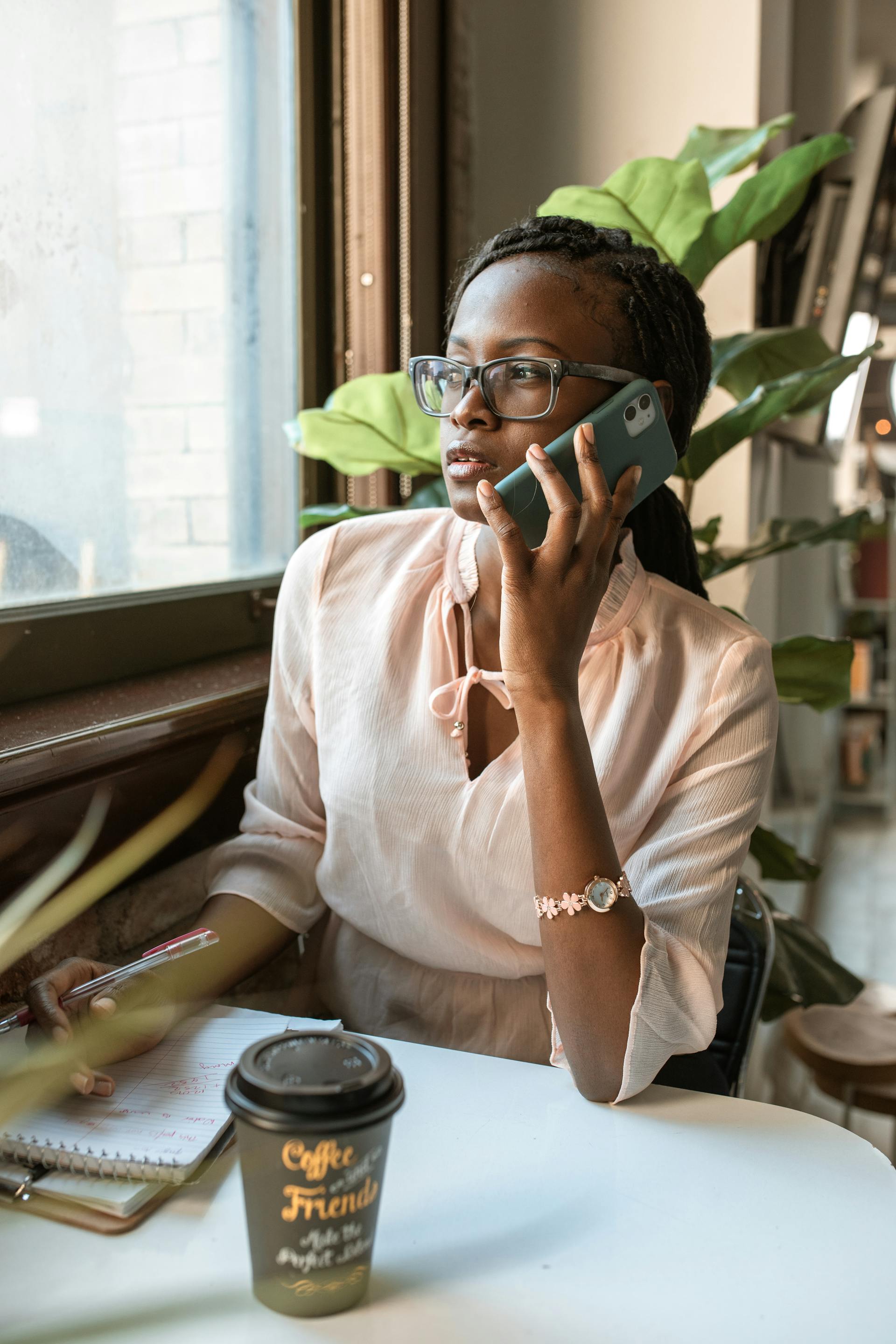 A woman on a phone call | Source: Pexels