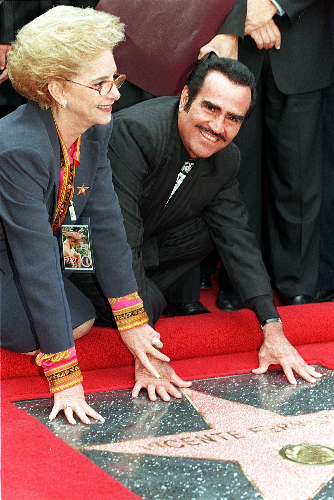Vicente Fernandez poses for photographers next to his wife, Maria Del Refugio Abarca Villaseñor, at the Hollywood Walk of Fame on November 11, 1998, in Hollywood, California. | Source: Getty Images