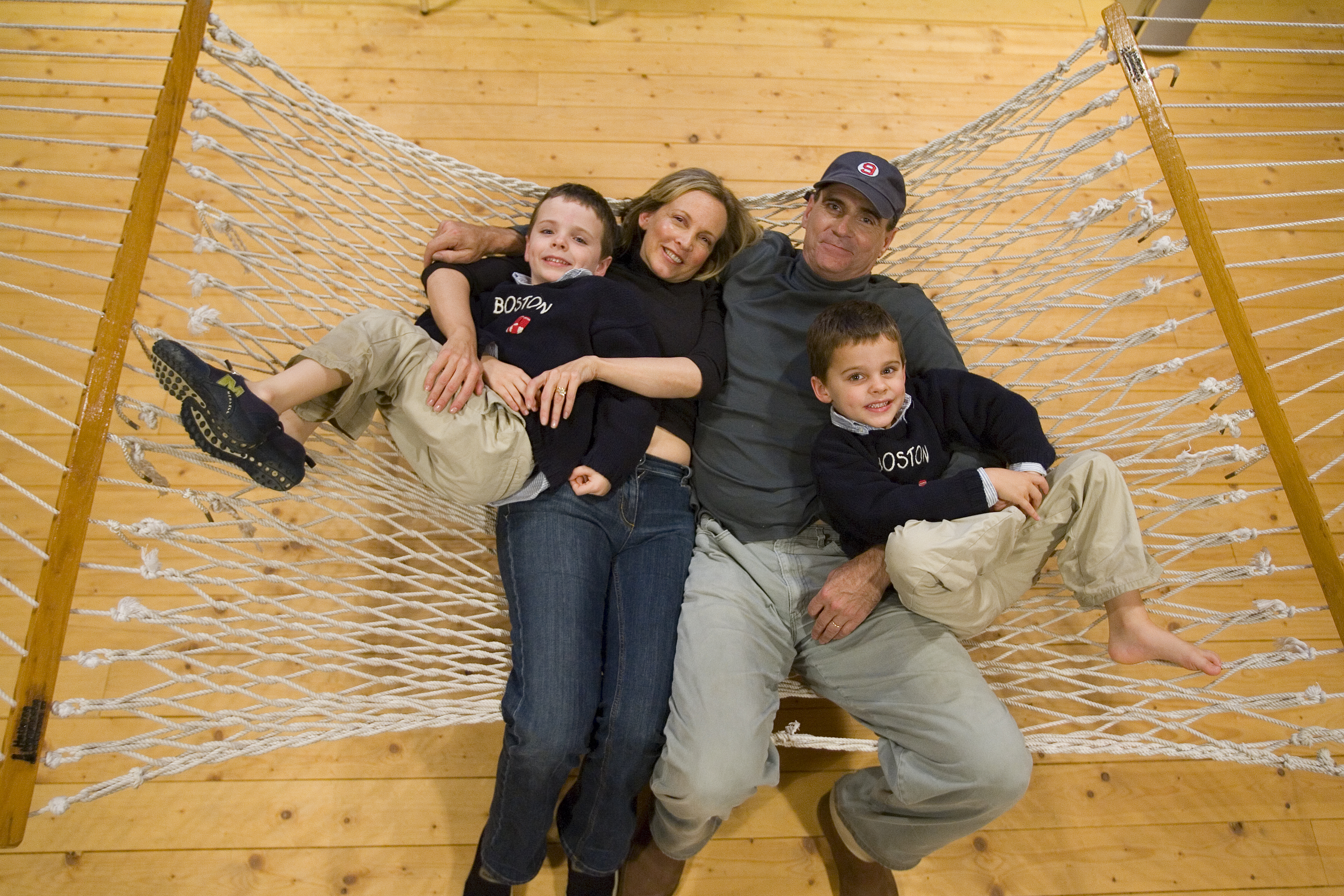 James Taylor, his wife, Caroline "Kim" Smedvig, and their twin sons, Henry and Rufus, at their Berkshires home on September 6, 2006 | Source: Getty Images