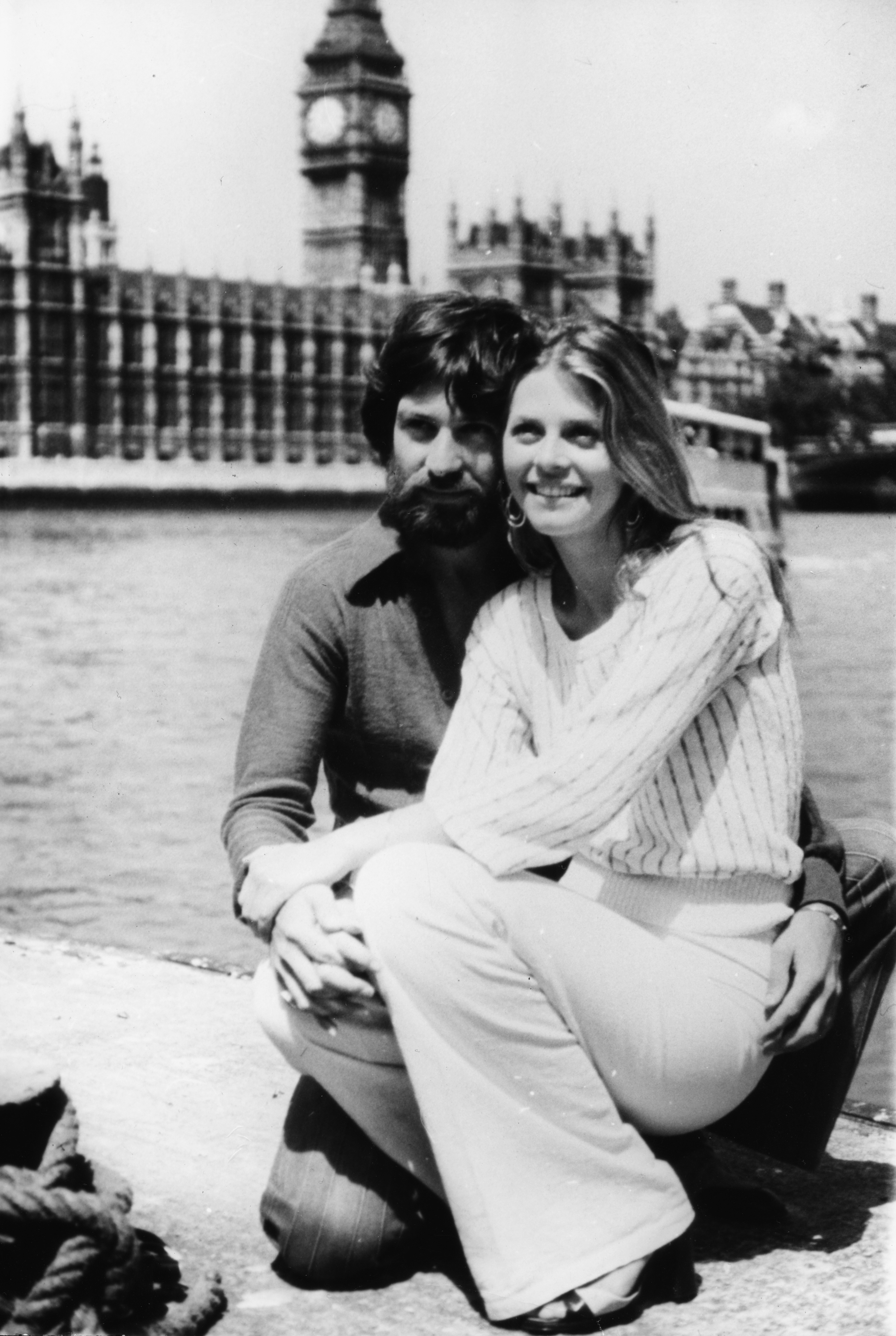 Michael Brandon and Lindsay Wagner posing on the bank of the River Thames, in London, England, to promote her show "The Bionic Woman" on June 9, 1976 | Source: Getty Images