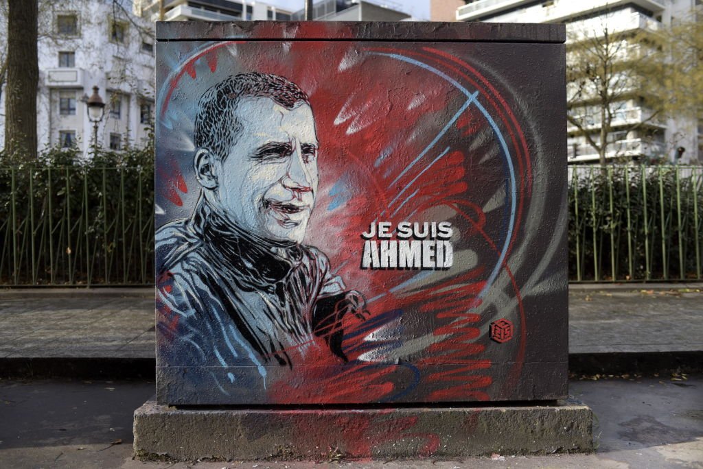 Portrait dessiné en mémoire du policier Ahmed Merabet vicitme des attentats des frères Kouachi sur le boulevard Richard Lenoir, 6 janvier 2016, Paris, France. | Photo : Getty Images Portrait dessiné en mémoire du policier Ahmed Merabet vicitme des attentats des frères Kouachi sur le boulevard Richard Lenoir, 6 janvier 2016, Paris, France. | Photo : Getty Images