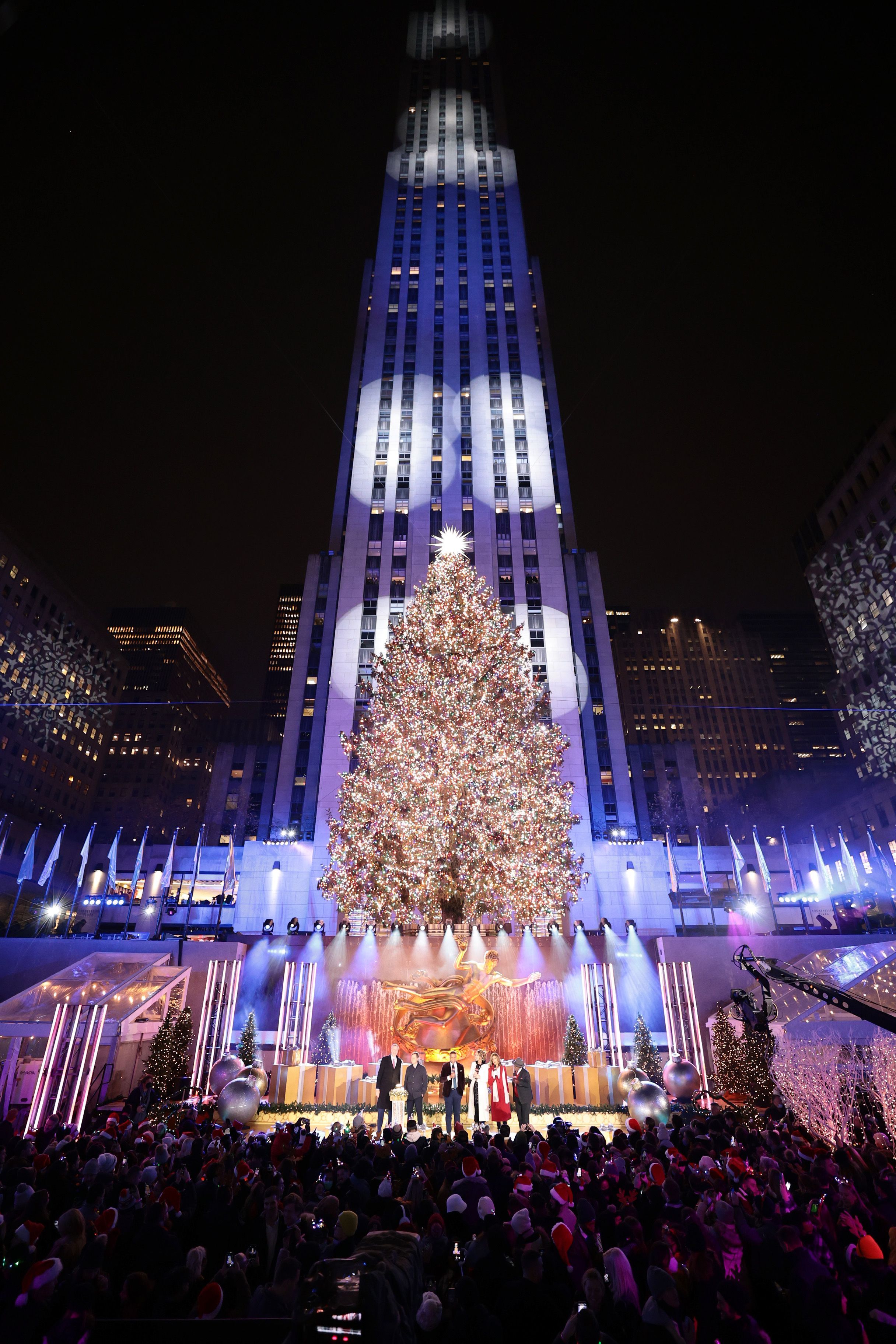 A view as Mayor Bill de Blasio, Rob Speyer, Craig Melvin, Savannah Guthrie, Hoda Kotb, and Al Roker light the tree during the Rockefeller Center Christmas Tree Lighting Ceremony in New York City, on December 1, 2021 | Source: Getty Images