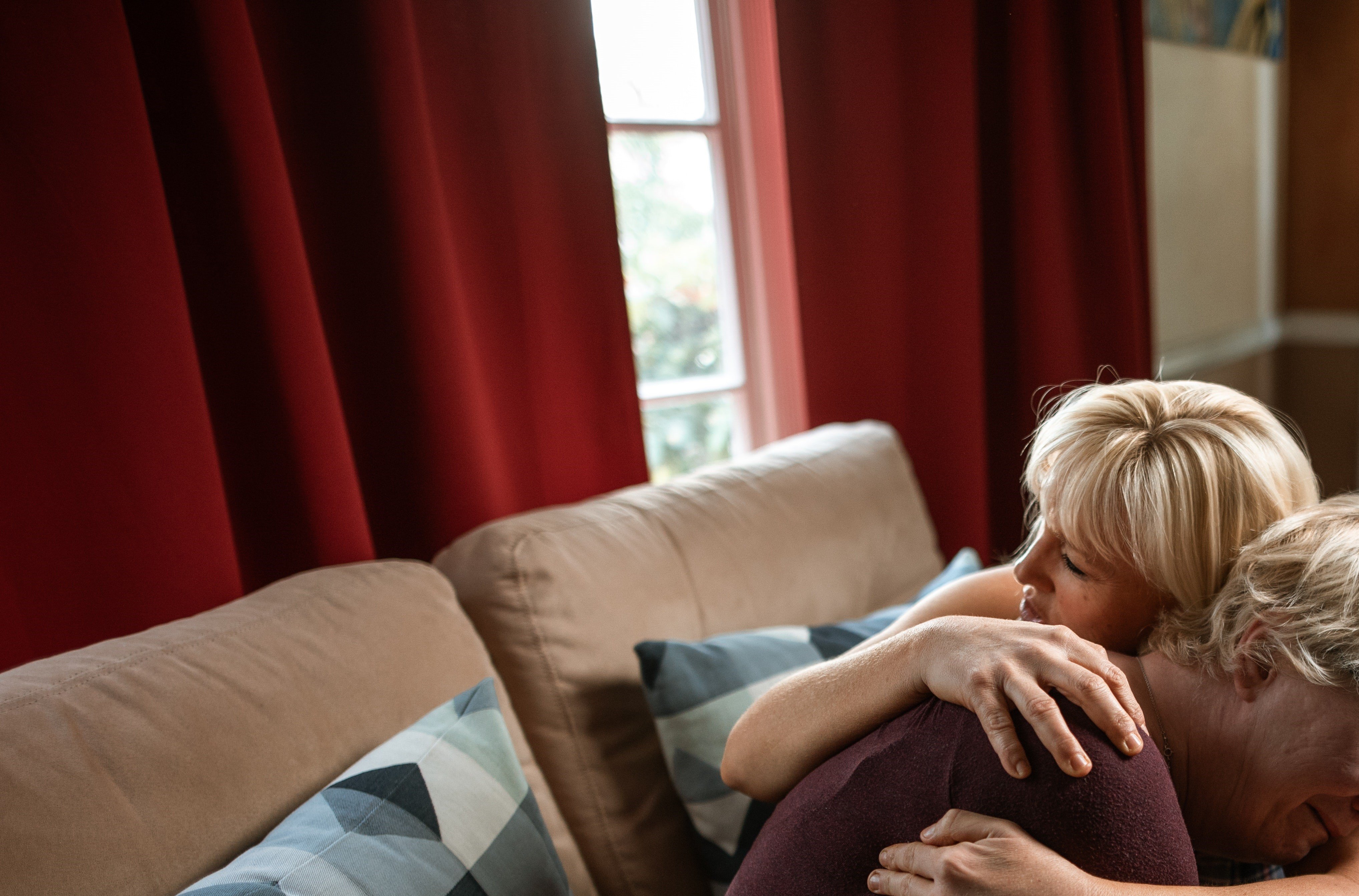 OP breaks down in front of his daughter | Photo: Pexels