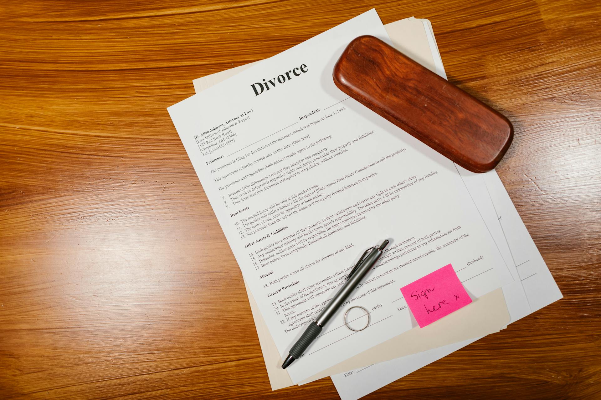 Divorce papers with a pen lying on a wooden table | Source: Pexels