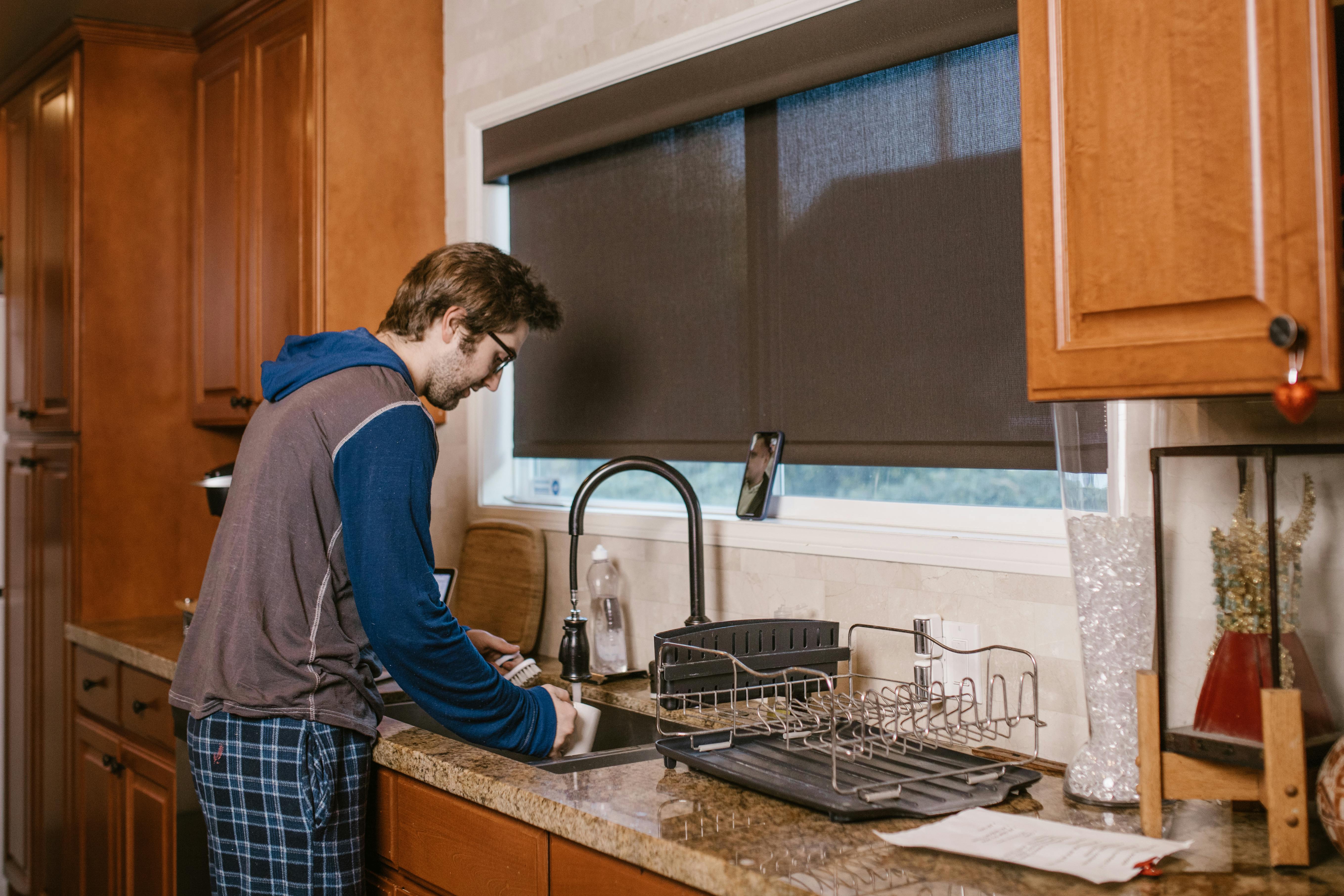 A man washing dishes | Source: Pexels
