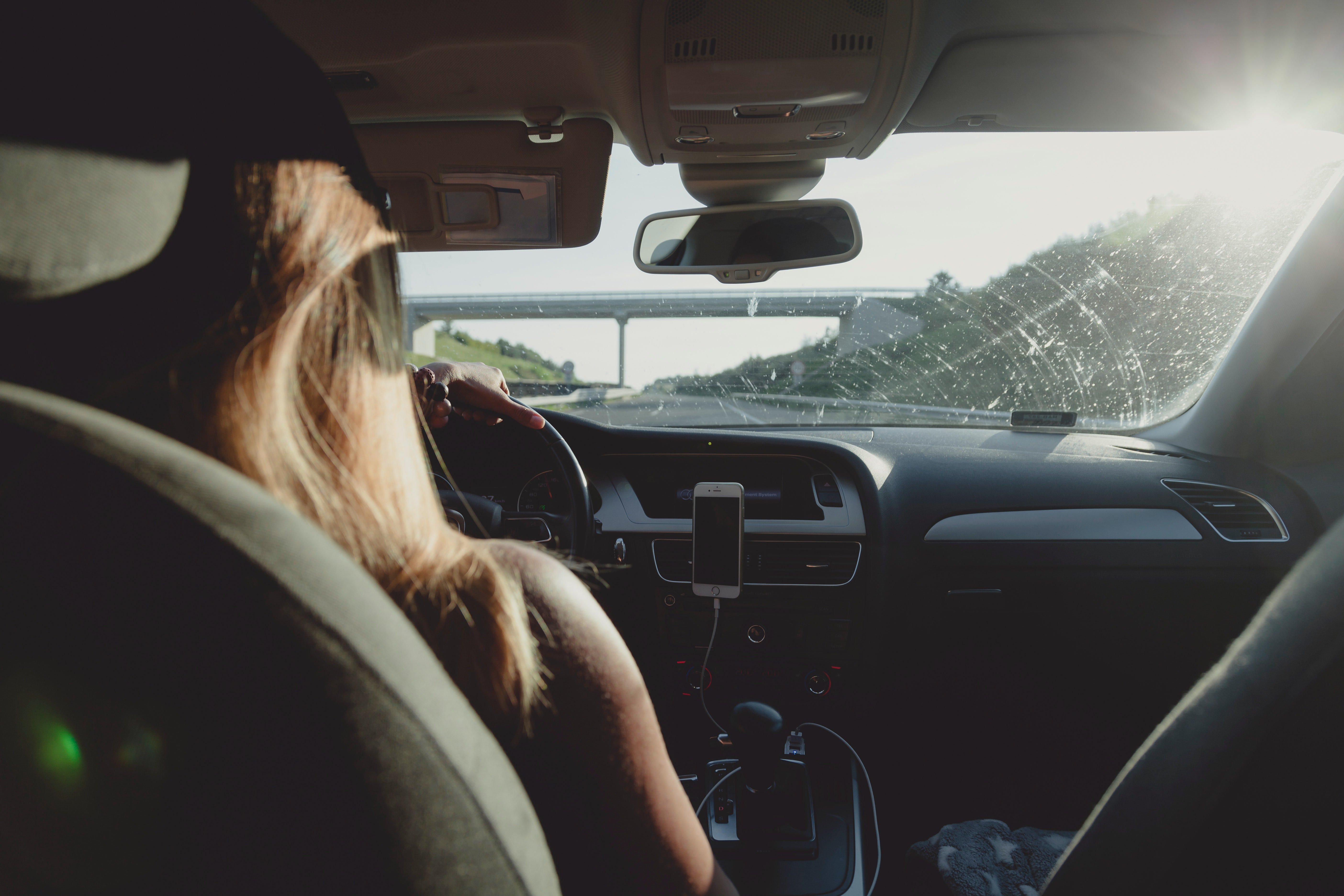 Una mujer conduciendo un automóvil. | Foto: Pexels