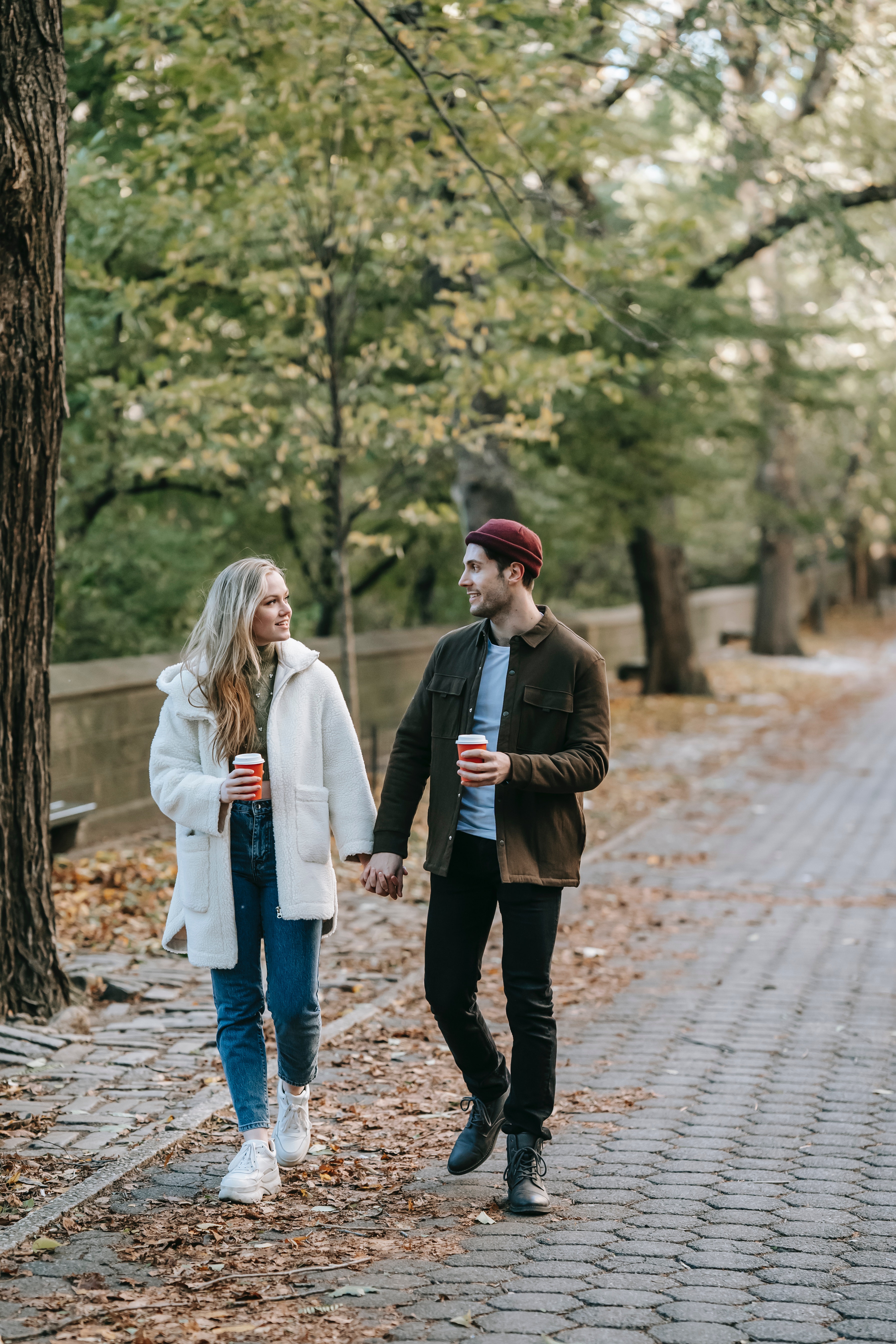 A couple walking and talking. | Source: Pexels
