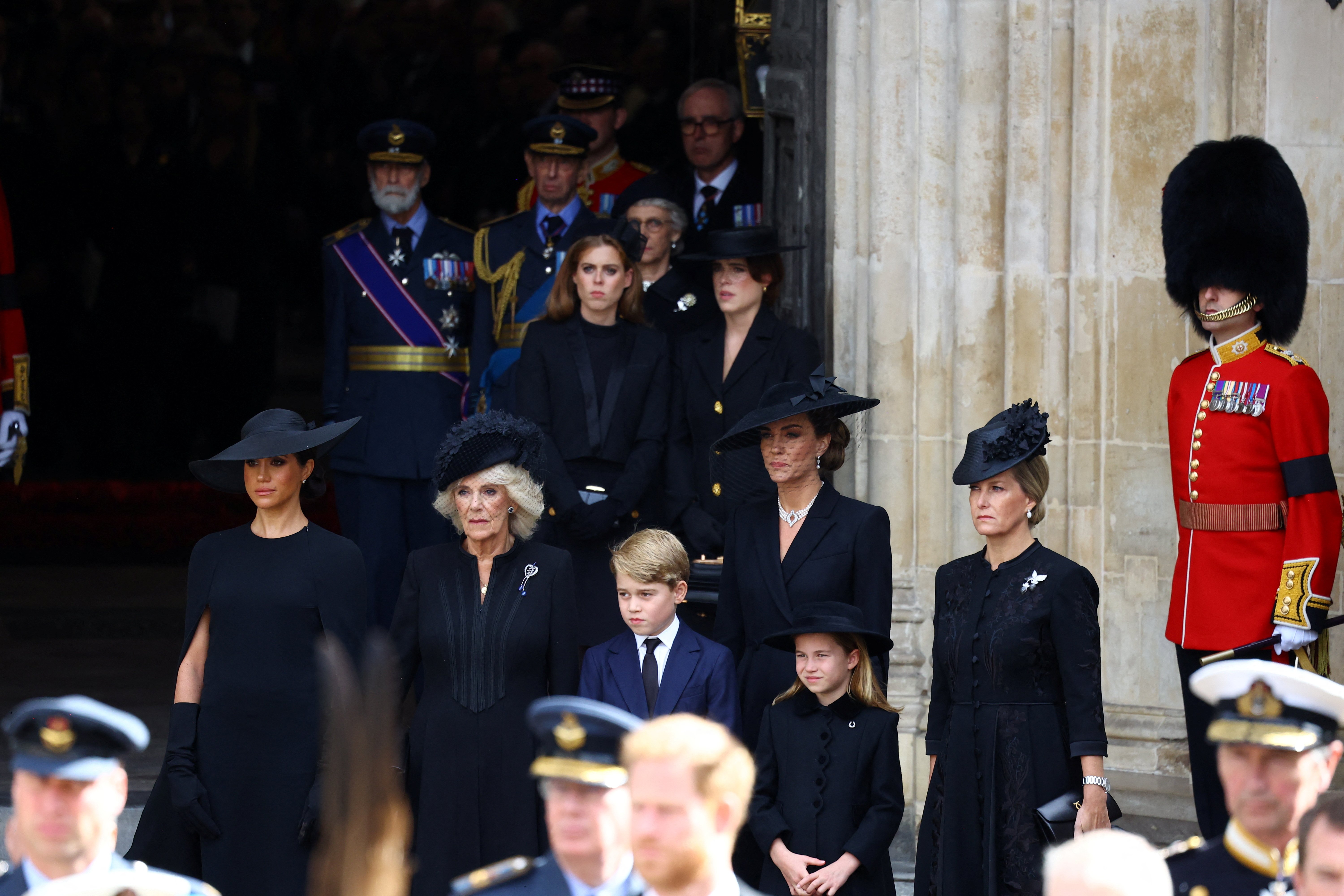 Meghan, duquesa de Sussex, reina Camilla, príncipe George, princesa Charlotte, Catherine, princesa de Gales, Sophia, condesa de Wessex, princesa Beatrice, princesa Eugenie, príncipe Michael y príncipe Edward, duque de Kent, se paran en una entrada después del Funeral de Estado de la Reina Elizabeth II el 19 de septiembre de 2022 en Londres, Inglaterra. | Foto: Getty Images