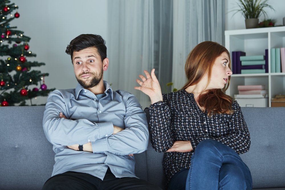 Pareja joven discutiendo en navidad. | Foto: Shutterstock