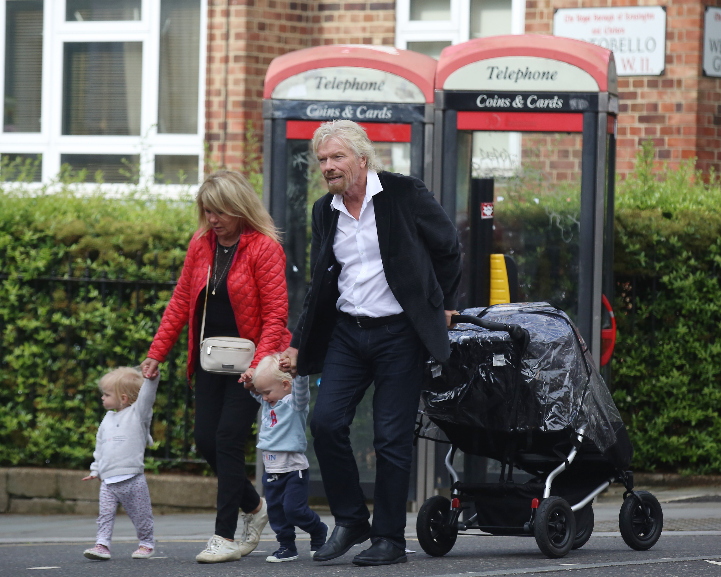 Richard Branson and Joan Templeman with their grandchildren in Notting Hill on June 20, 2016 in London, England | Source: Getty Images