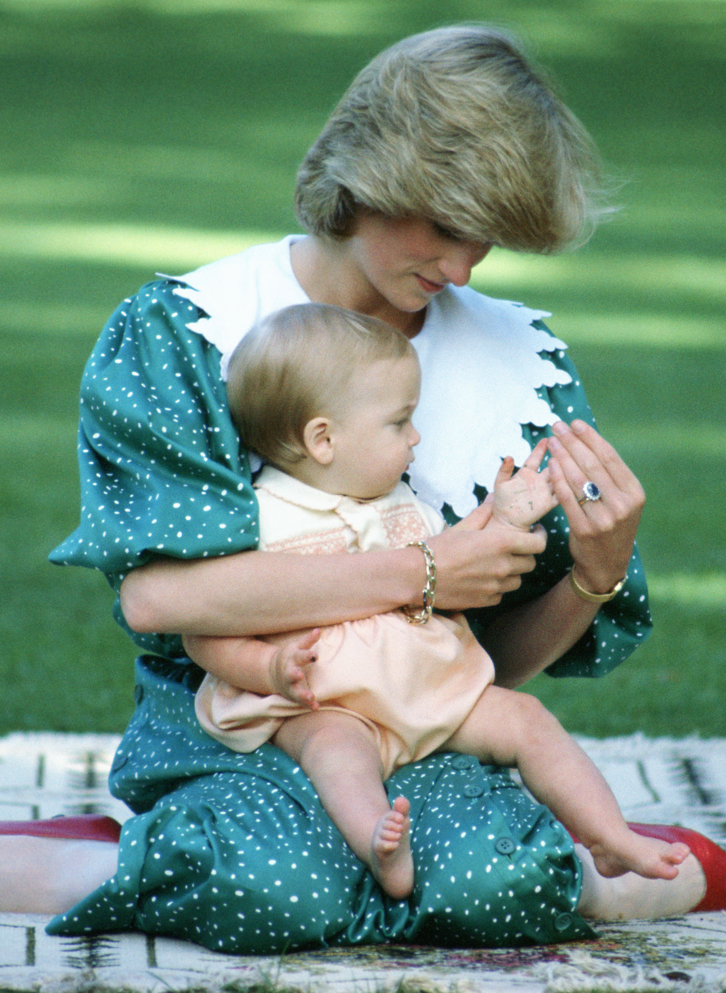 Prince William and Princess Diana during an official photo call in Auckland, New Zealand on April 18, 1983 | Source: Getty Images