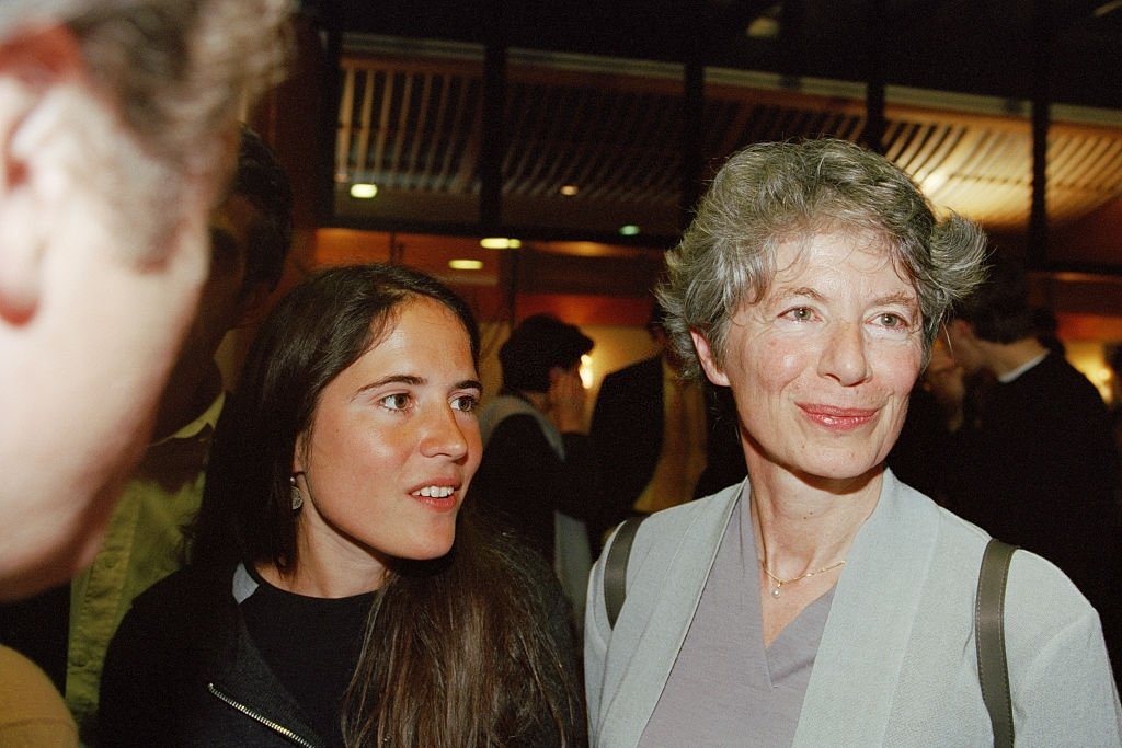L'écrivaine Française Mazarine Pingeot, fille de l'ancien président François Mitterrand, et sa mère Anne Pingeot. | Photo : Getty Images