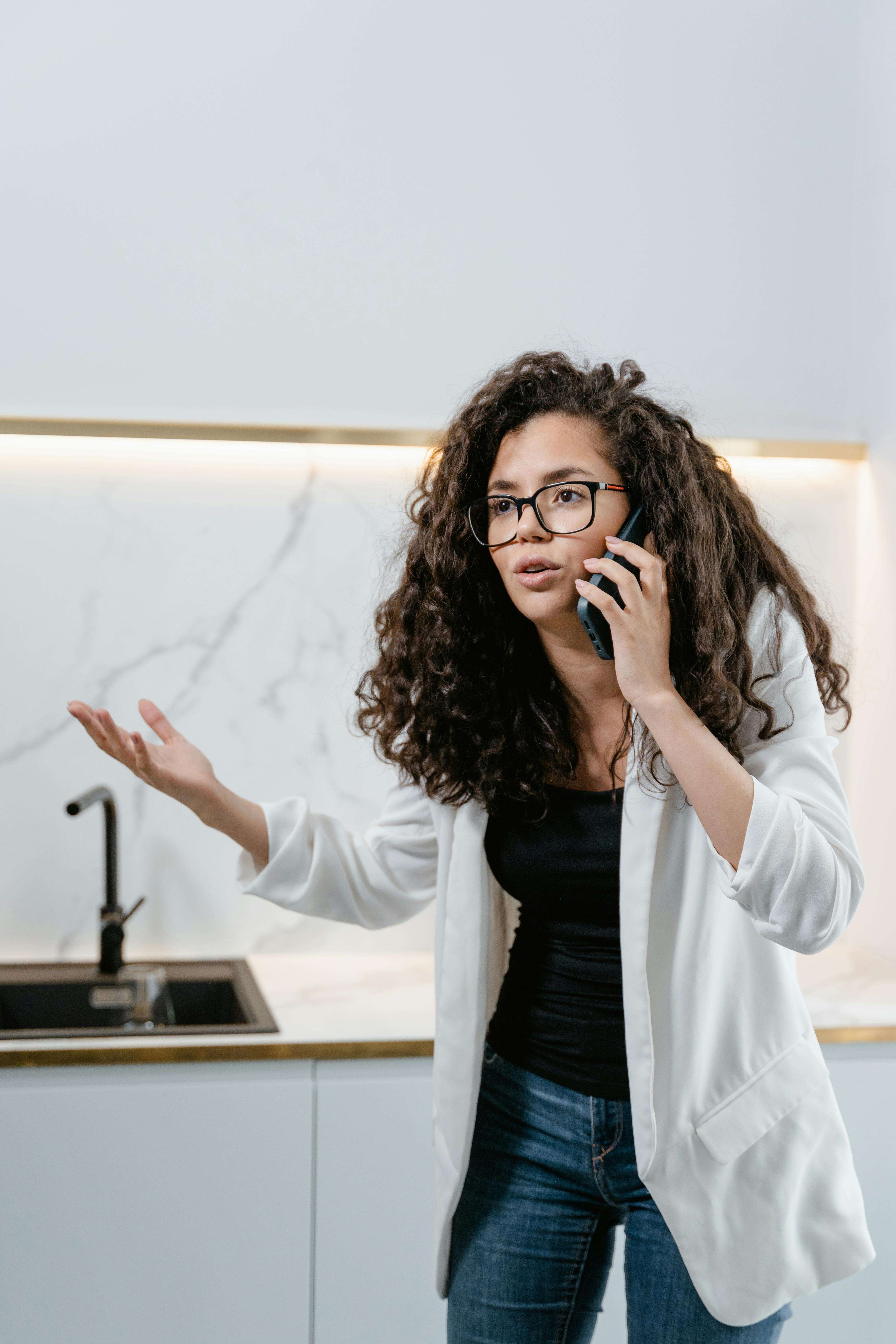 An angry woman on her phone | Source: Pexels