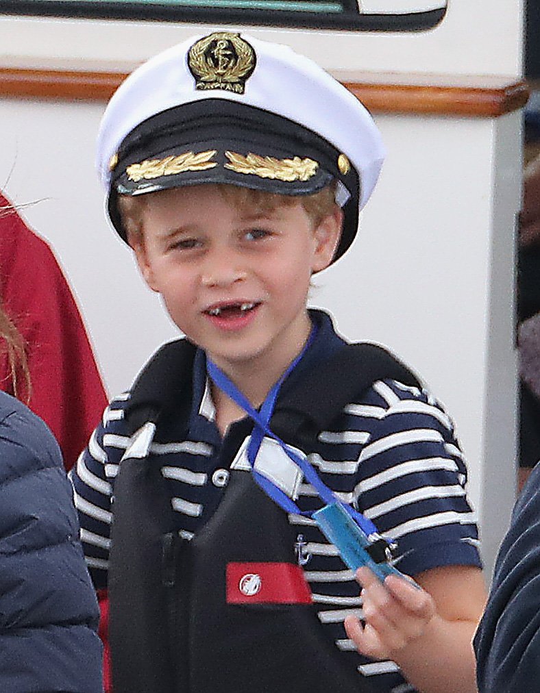 Prens George, 08 Ağustos 2019'da İngiltere'nin Cowes kentinde düzenlenen King's Cup regatta açılış yarışında Kraliyet Vakfı adına dümende Galler Prensesi Catherine'i izliyor.  |  Kaynak: Getty Images