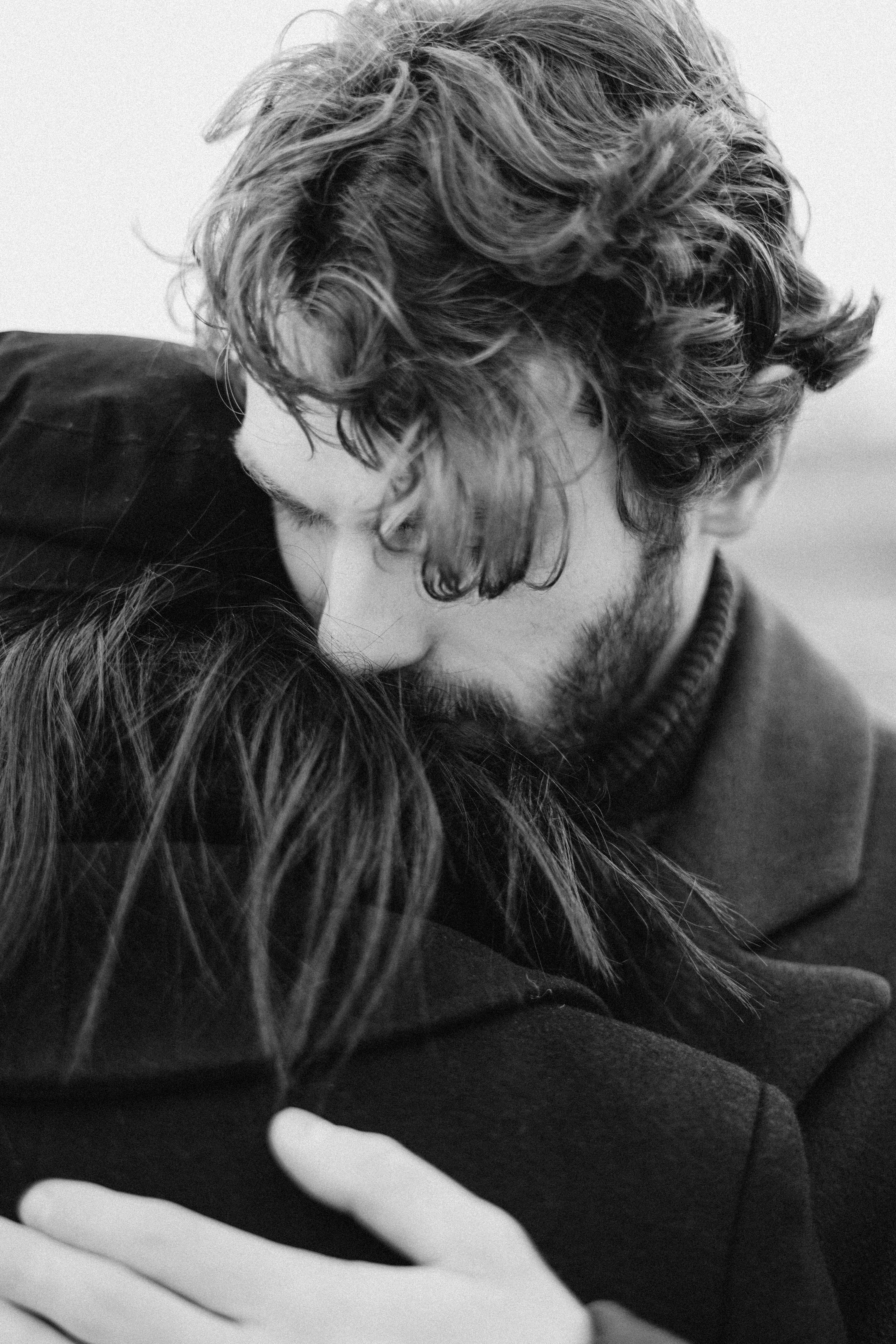 Man and woman hug | Source: Pexels