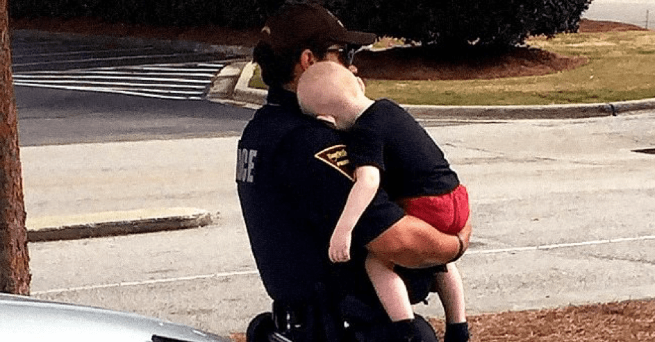 Ein Polizist tröstet ein 1-jähriges Baby, das nach einer Heroindosis von seinen Eltern verlassen wurde. | Quelle: Facebook.com/Fayetteville.Police