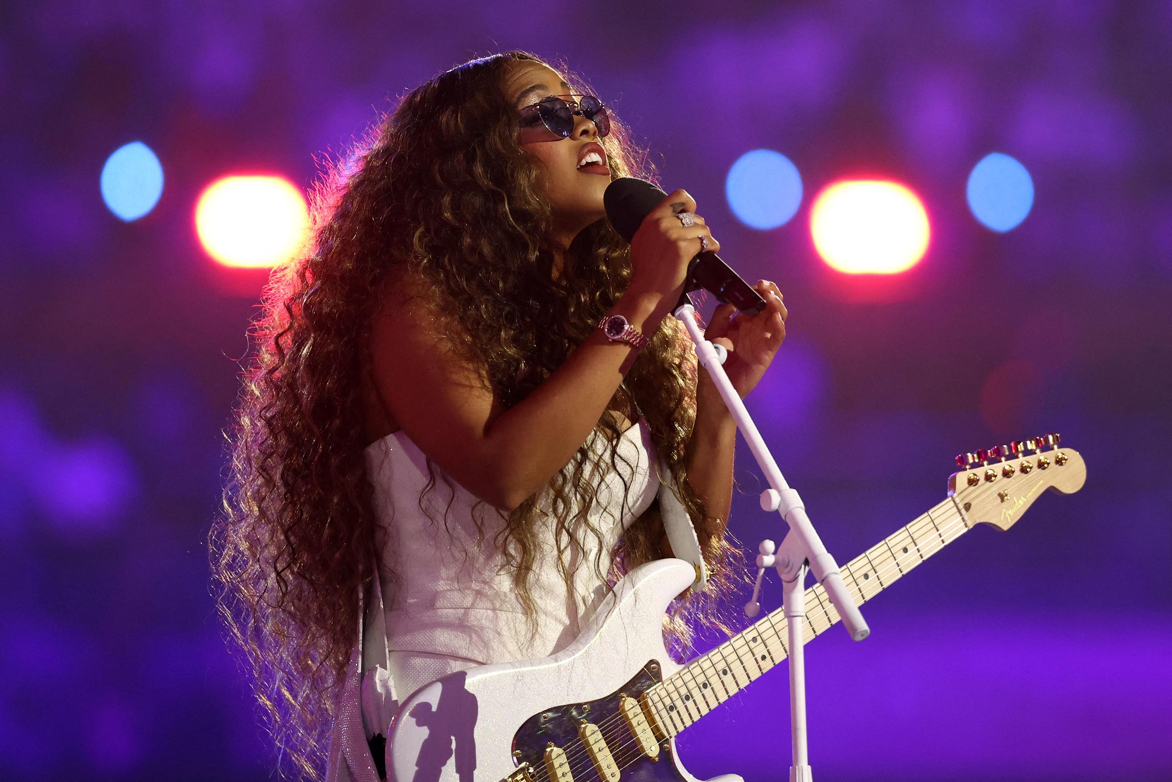 H.E.R. performing at the closing ceremony of the Paris Olympics in Paris, France on August 11, 2024 | Source: Getty Images