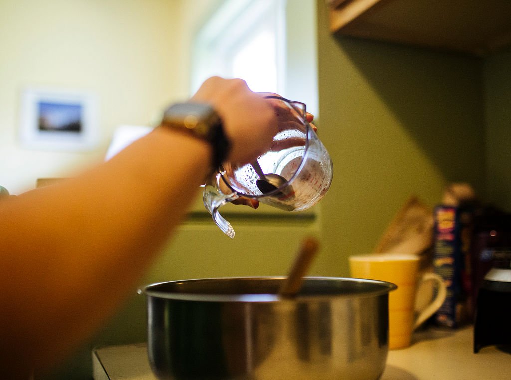 Un chef en train de prendre les mesures des aliments. | Photo : Getty Images