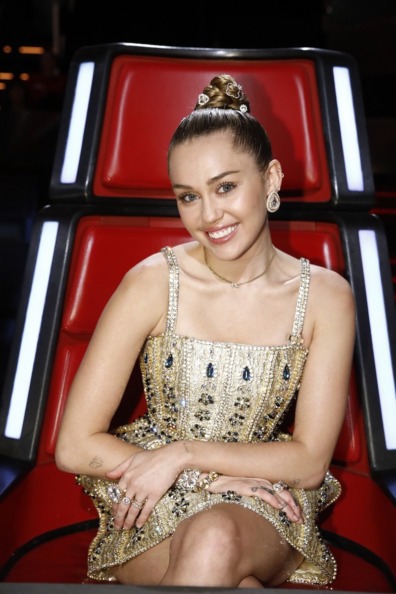 Miley Cyrus as a judge on "The Voice" season 13 in December 2017 | Photo: Getty Images