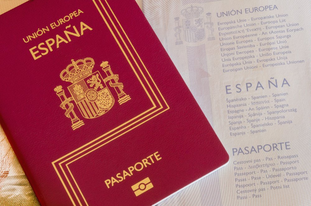Fotografía de un pasaporte español. | Foto: Shutterstock