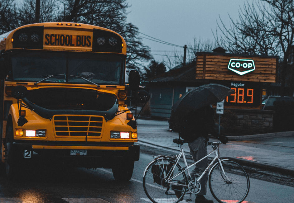 Die Busfahrerin setzte die Kinder an einem Regentag 15 Minuten eher ab. | Quelle: Unsplash