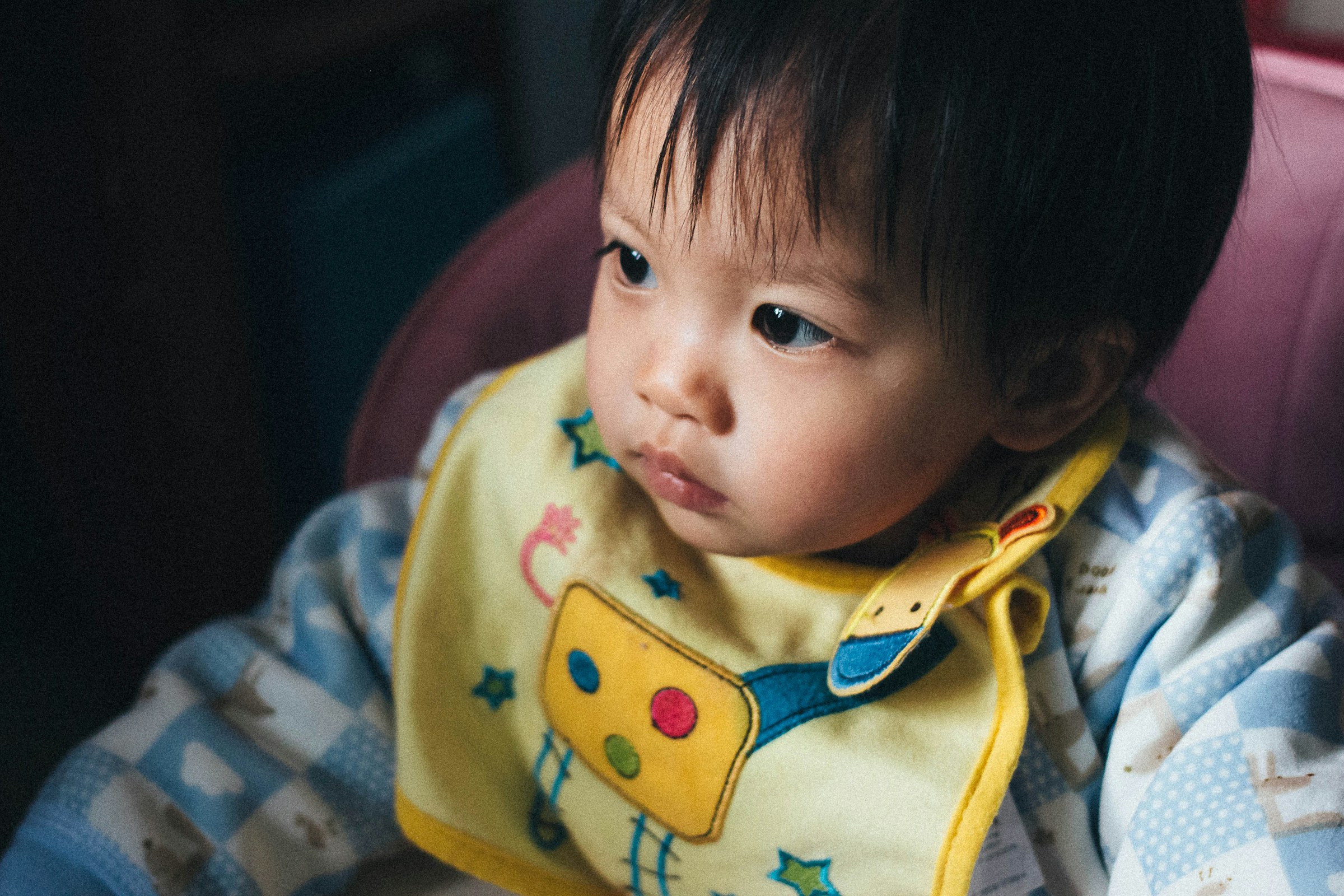 A child with a bib | Source: Unsplash