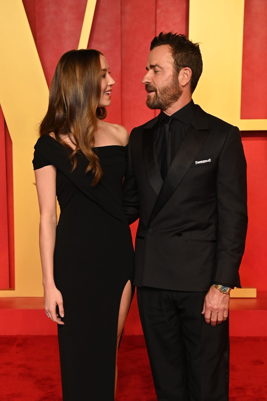 Nicole Brydon Bloom and Justin Theroux at the “Vanity Fair” Oscar Party on March 10, 2024, in Beverly Hills, California | Source: Getty Images