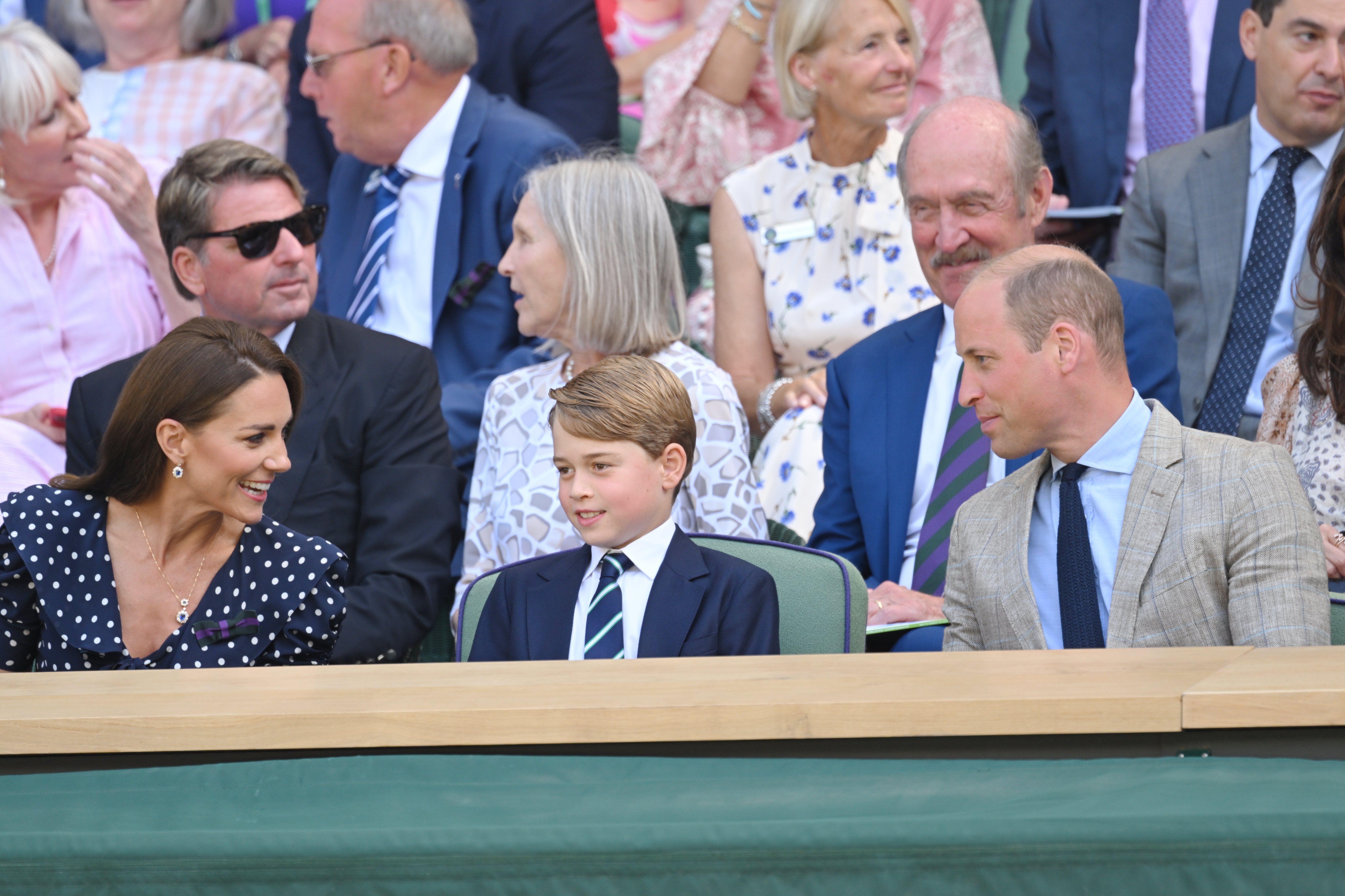 Kate Middleton, 10 Temmuz 2022'de Londra, İngiltere'de All England Lawn Tennis and Croquet Club'da Wimbledon Tek Erkekler Finali sırasında oğlu Prens George ve eşi Prens William ile birlikte fotoğraflandı.  |  Kaynak: Getty Images