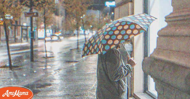 Plötzlich begann es in einer geschäftigen Nacht mit vielen Fußgängern auf der Straße zu regnen. | Quelle: Shutterstock