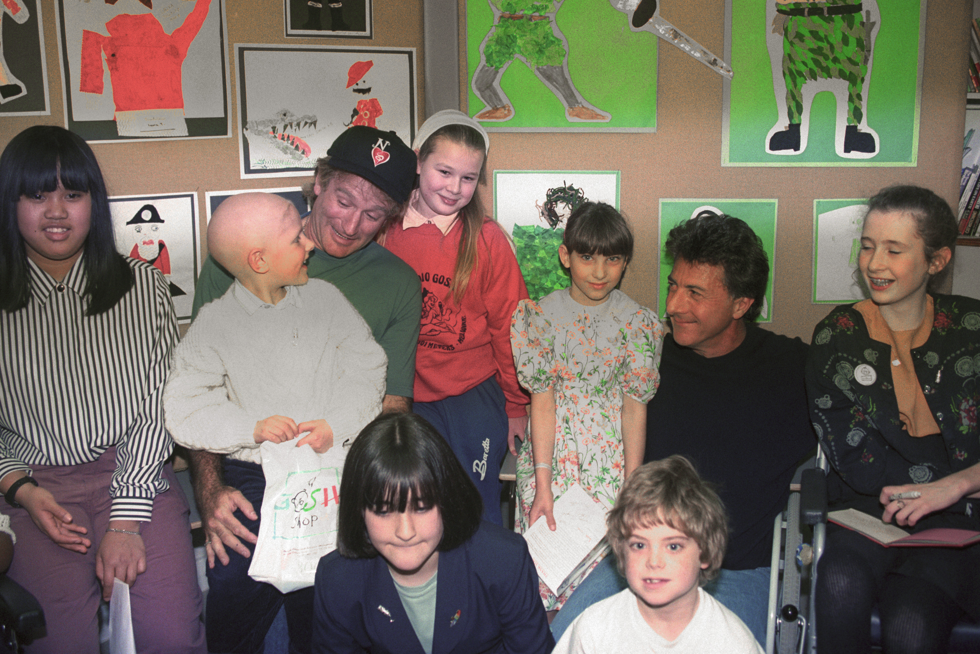 Robin Williams and Dustin Hoffman with some of the children of Great Ormond Street Children's Hospital during their visit on May 21, 1992, in London, England. | Source: Getty Images