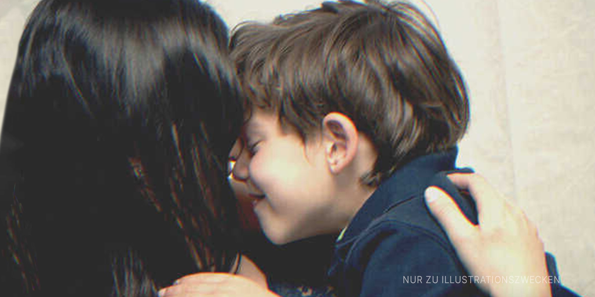 Mutter und Sohn kuscheln | Quelle: Flickr / GabrielaP93 (CC BY 2.0)