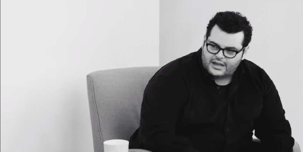 Josh Gad being interviewed by Sam Jones for "Off Camera" in April 2020. | Image: Getty Images.