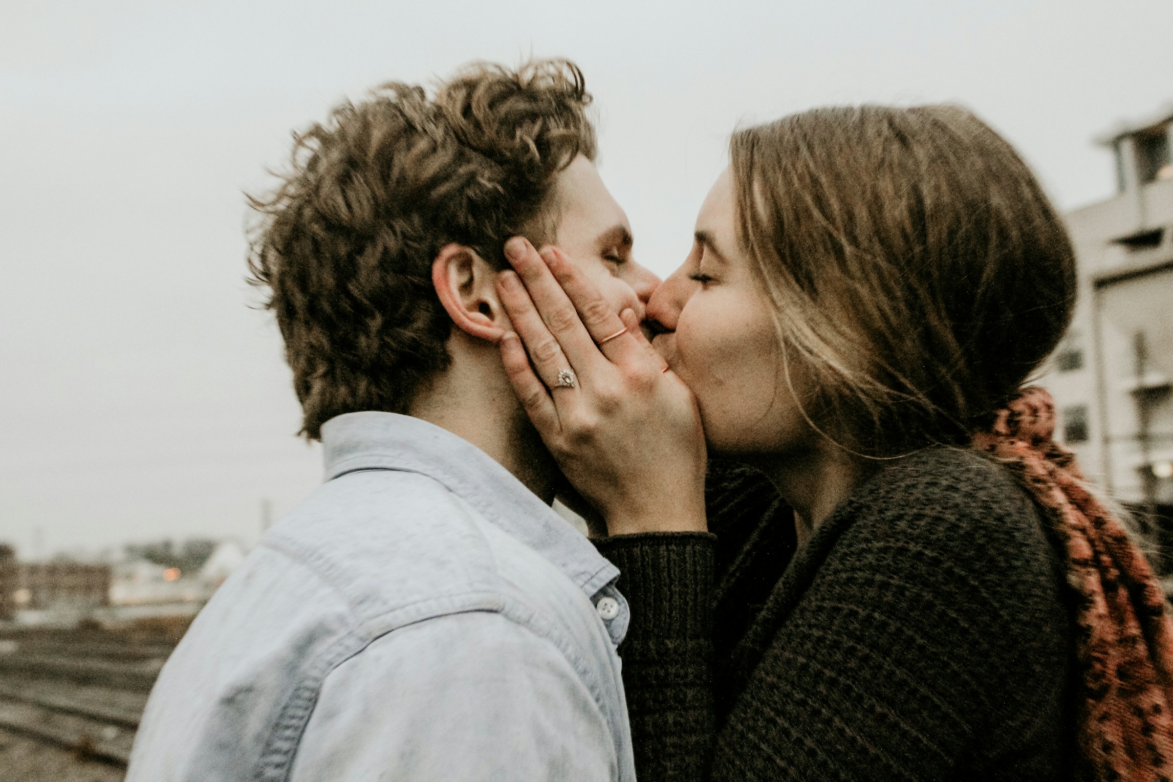 A couple kissing | Source: Unsplash