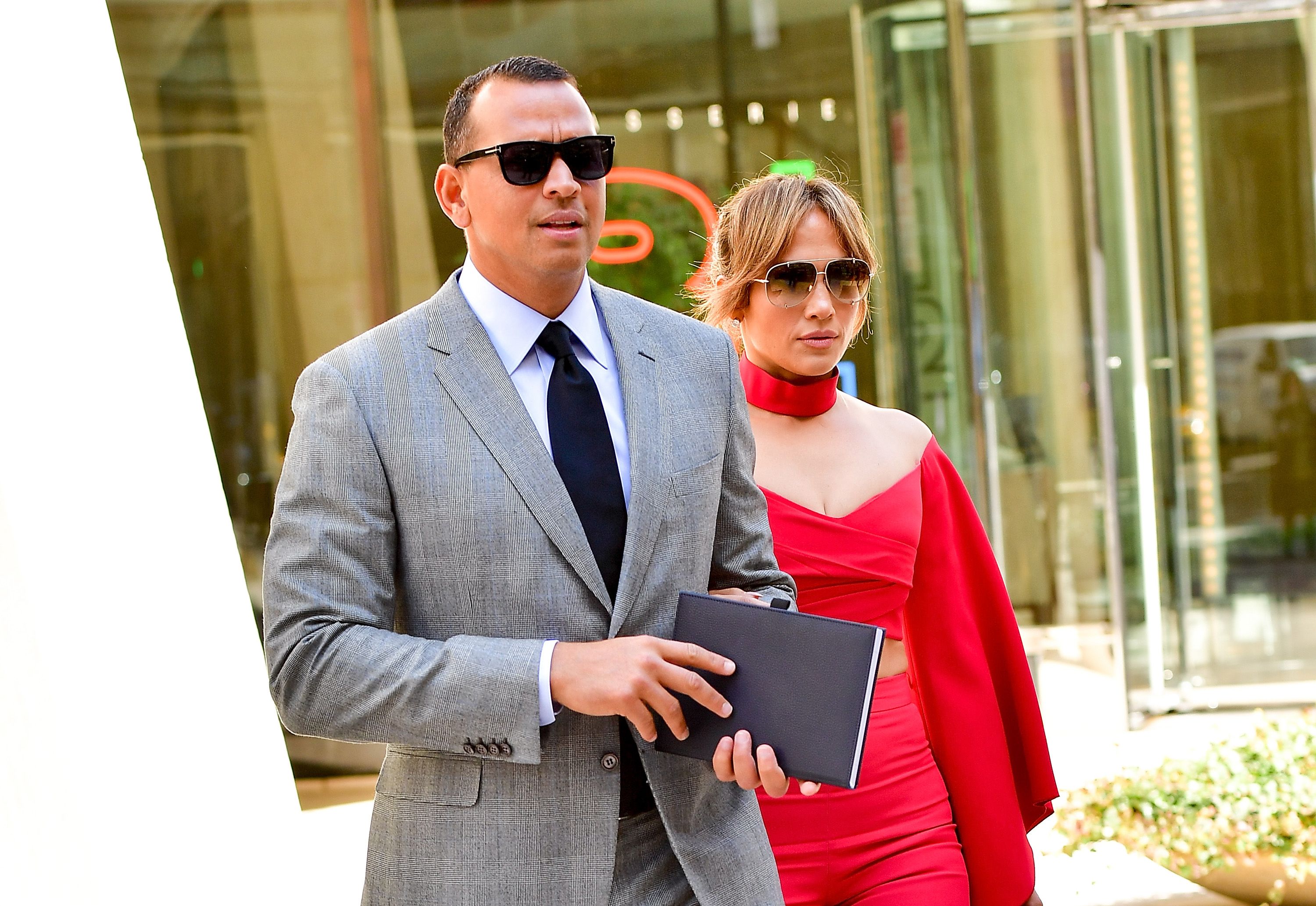 Alex Rodriguez and Jennifer Lopez leave the Solow Building on April 3, 2017 | Photo: Getty Images