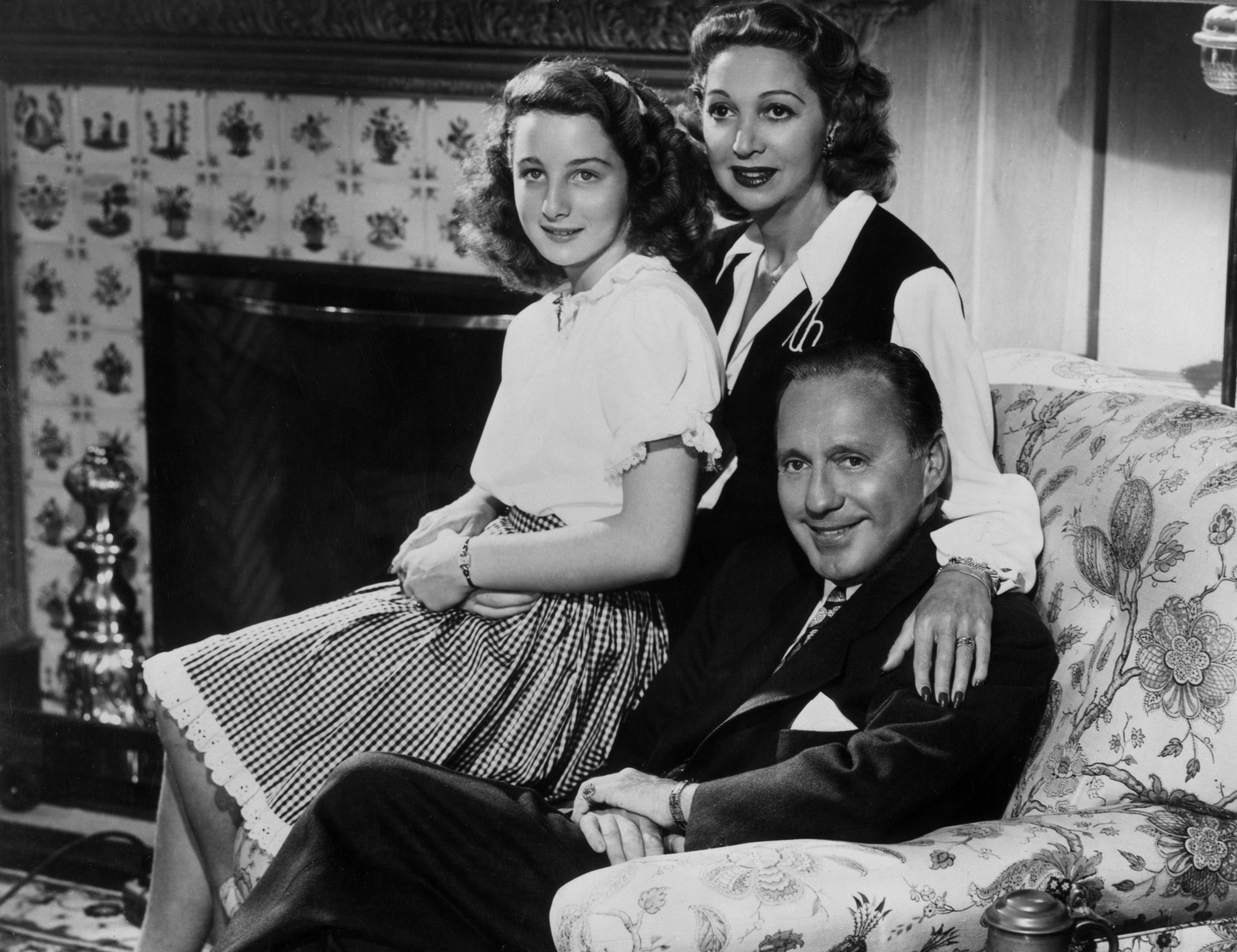Family portrait of American comedian Jack Benny, his wife, Mary Livingstone, and their teenage daughter Joan Benny, seated together in a living room circa 1945 | Source: Getty Images