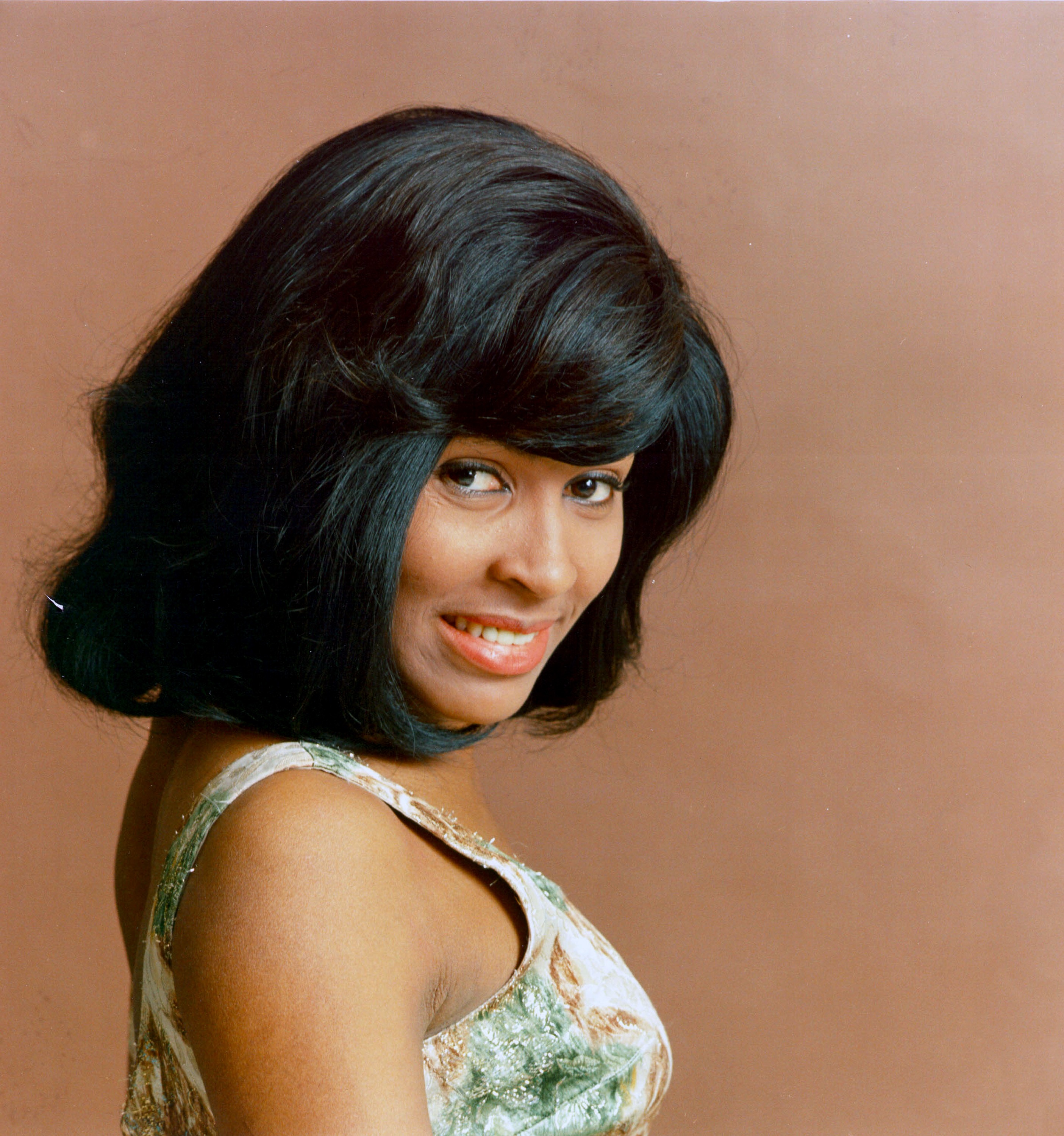The singer poses for a portrait in 1964. | Source: Getty Images