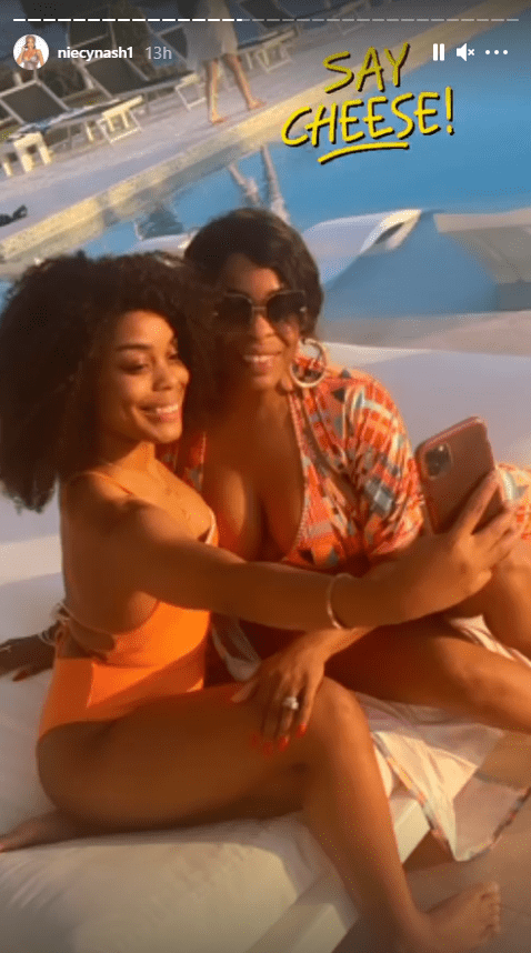 Niecy Nash in a picture with her daughter Dia Nash at the pool side. | Photo: Instagram/Niecynash1