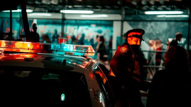 Une voiture de police dans la nuit | Photo : Pexels