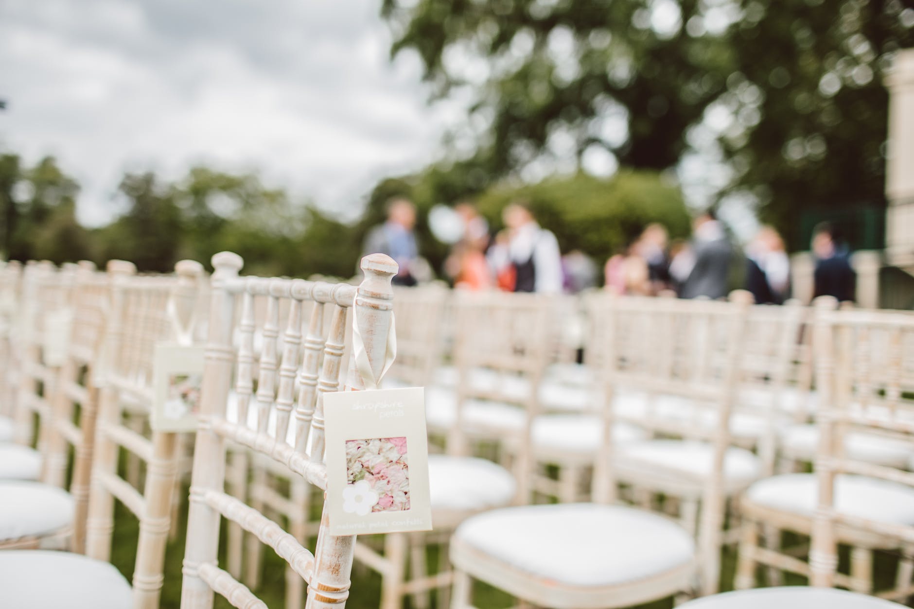 Varias sillas vacías en una ceremonia nupcial. | Foto: Pexels