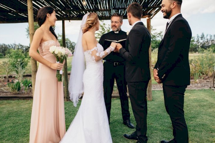 Un couple à sa cérémonie de mariage. l Source: Shutterstock Un couple à sa cérémonie de mariage. l Source: Shutterstock