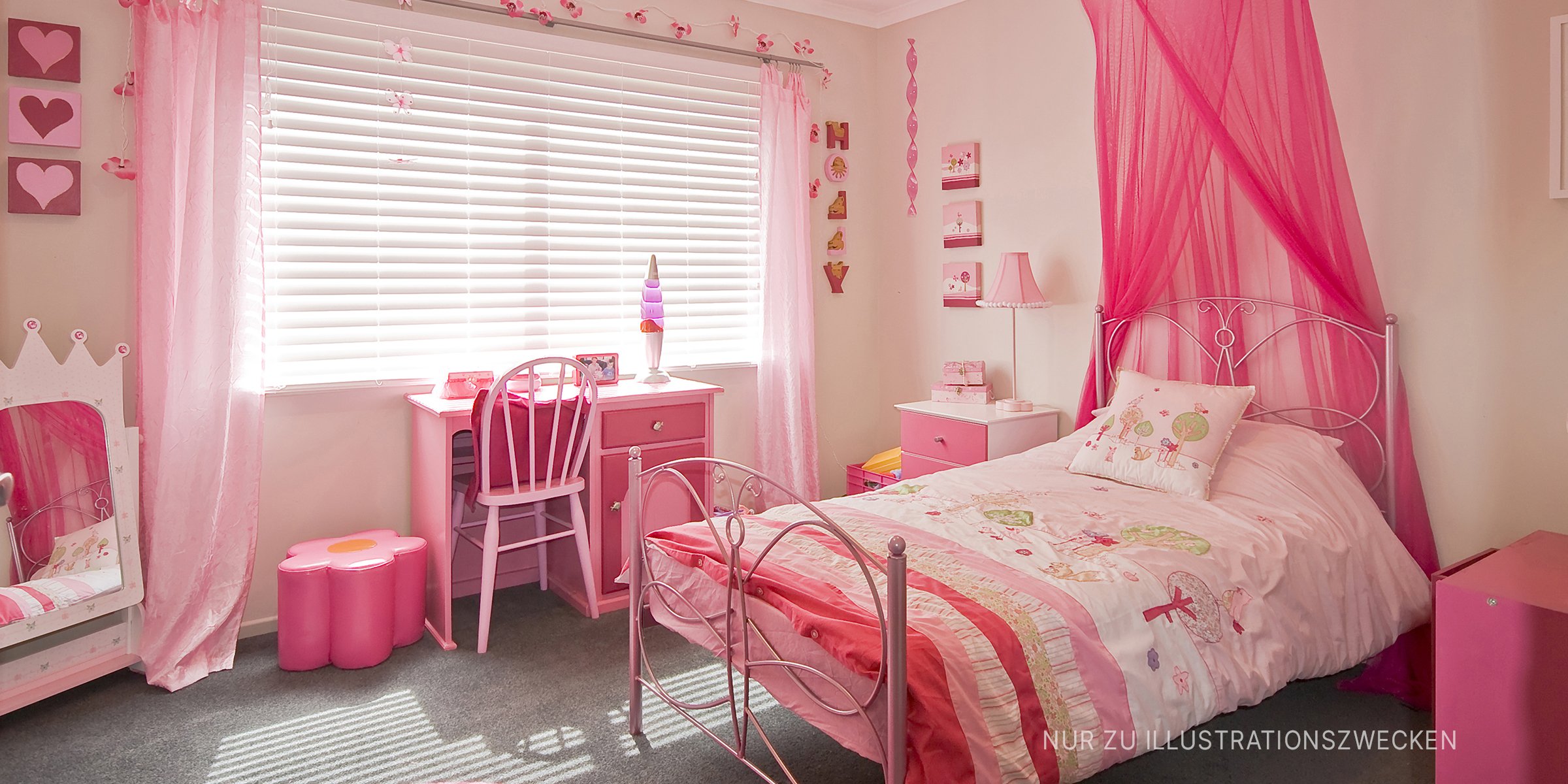 Ein rosa Schlafzimmer. | Quelle: Shutterstock