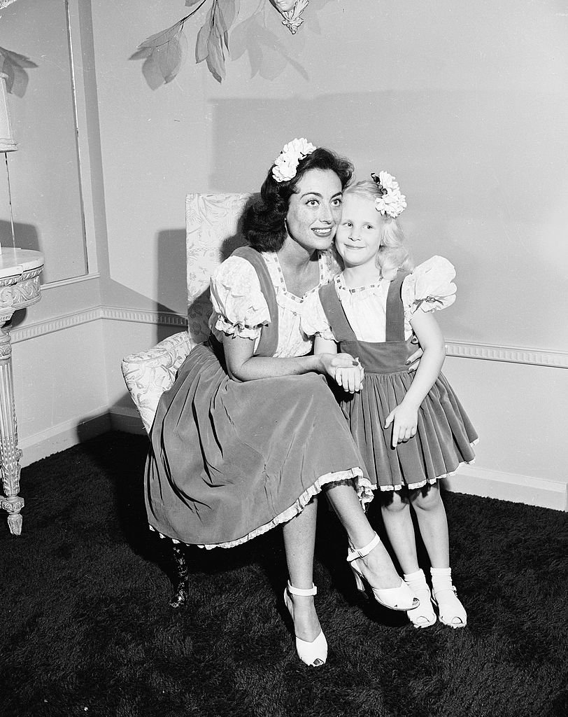 Joan y Christina luciendo el mismo vestuario.| Fuente: Getty Images Joan y Christina luciendo el mismo vestuario.| Fuente: Getty Images